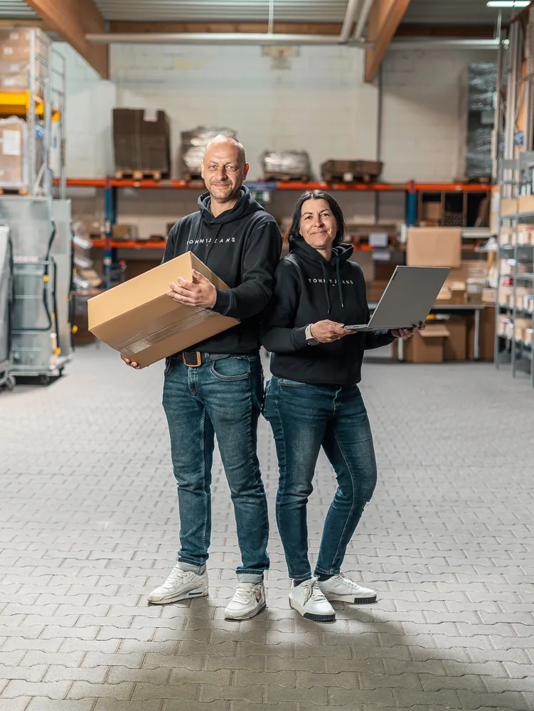 Mitarbeiter mit versandfertigem Paket im Lager